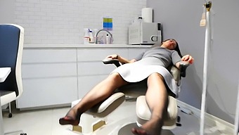 A Gorgeous Salon Owner Pleases A Customer'S Feet